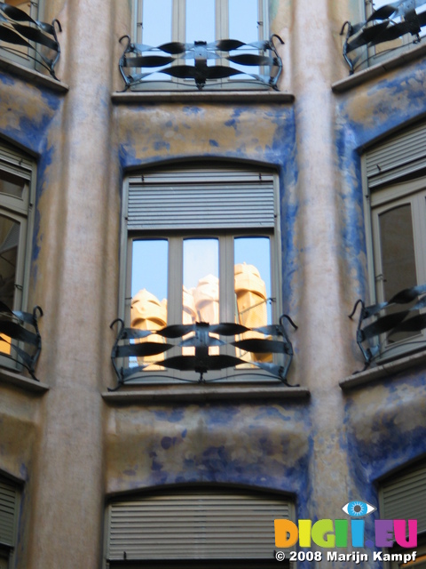 20979 Reflection of chimneys in court yard window La Pedrera